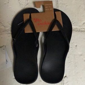 Archie’s Black Flip Flops